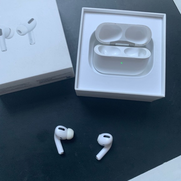APPLE - AirPods Pro wireless charging case - Picture 5 of 14